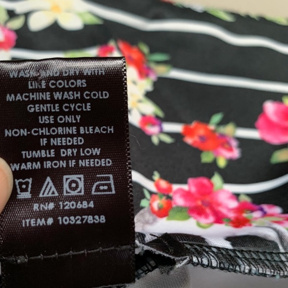 Torrid Tropical Skulls Stretchy Skirt, 4x. - Picture 9 of 9